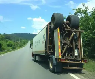 caminhão com falha nos freios